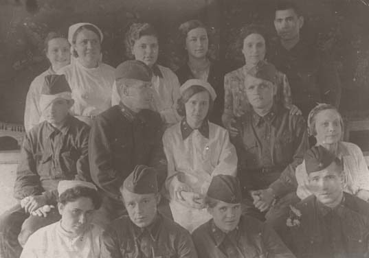 Московский госпиталь, 23 мая 1942 года. Во втором ряду второй слева - капитан Ф.М. Трушков (1910-1998).