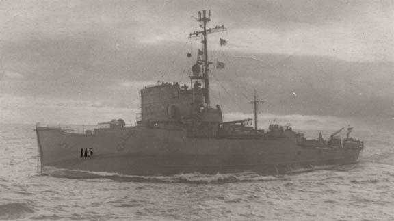 Тральщик ТЩ-115, Краснознамённый Северный Флот. Этот корабль поотпил немецкую подводную лодку, за что его командиру капитан-лейтенанту Иванникову присвоили звание Героя Советского Союза.