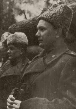 Командир 256-й стрелковой дивизии Герой Советского Союза полковник Анатолий Гаврилович Козиев (1906-1985) на наблюдательном пункте у станции Аувере под Нарвой, 20 апреля 1944 года.